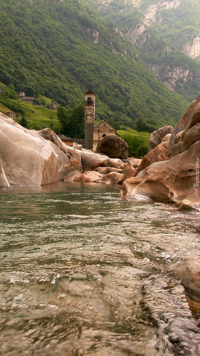 Wyżłobione skały w rzece