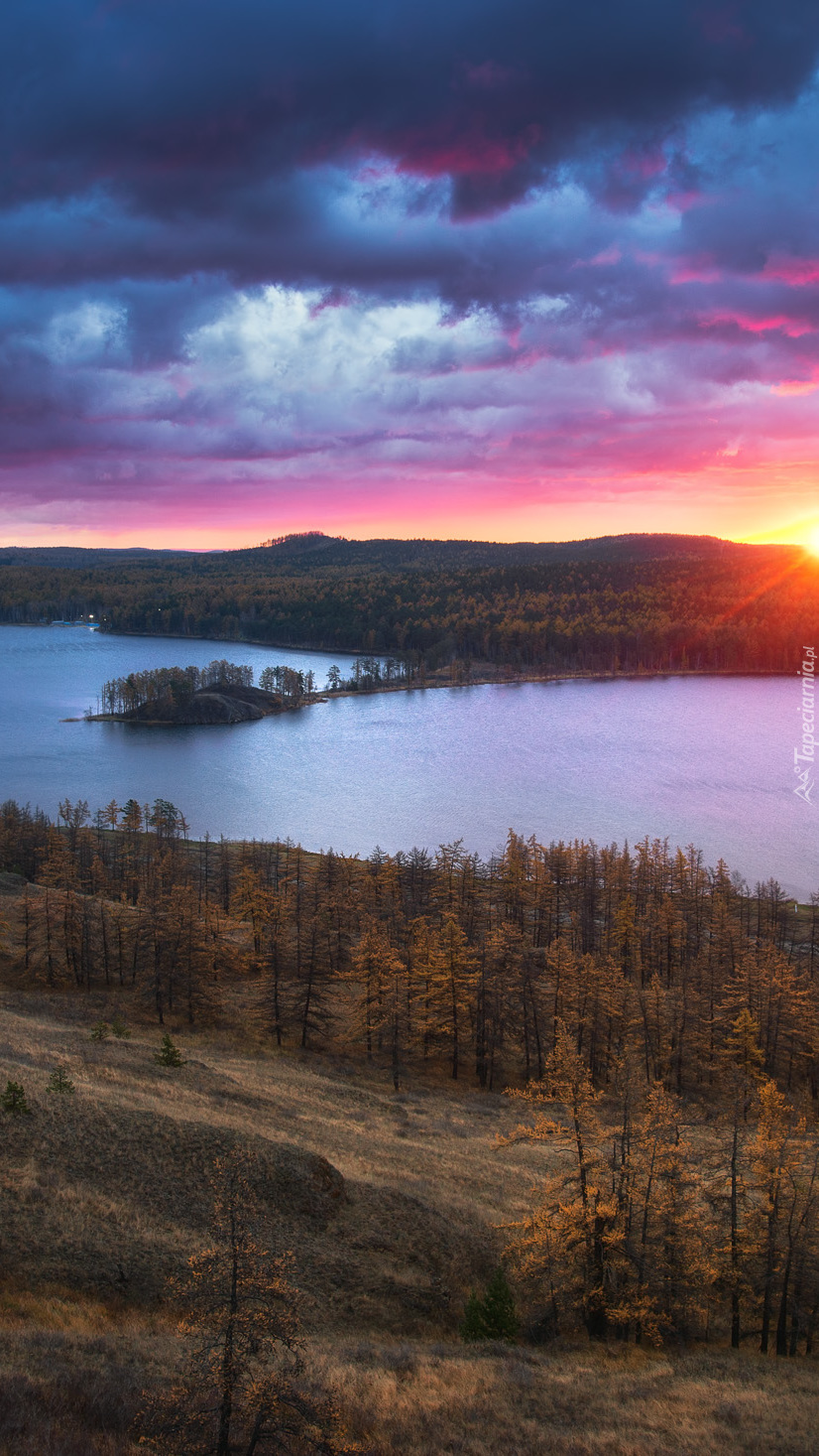 Wzgórza nad jeziorem