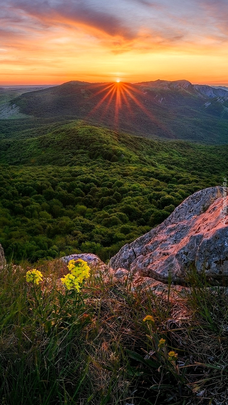Wzgórza w promieniach słońca