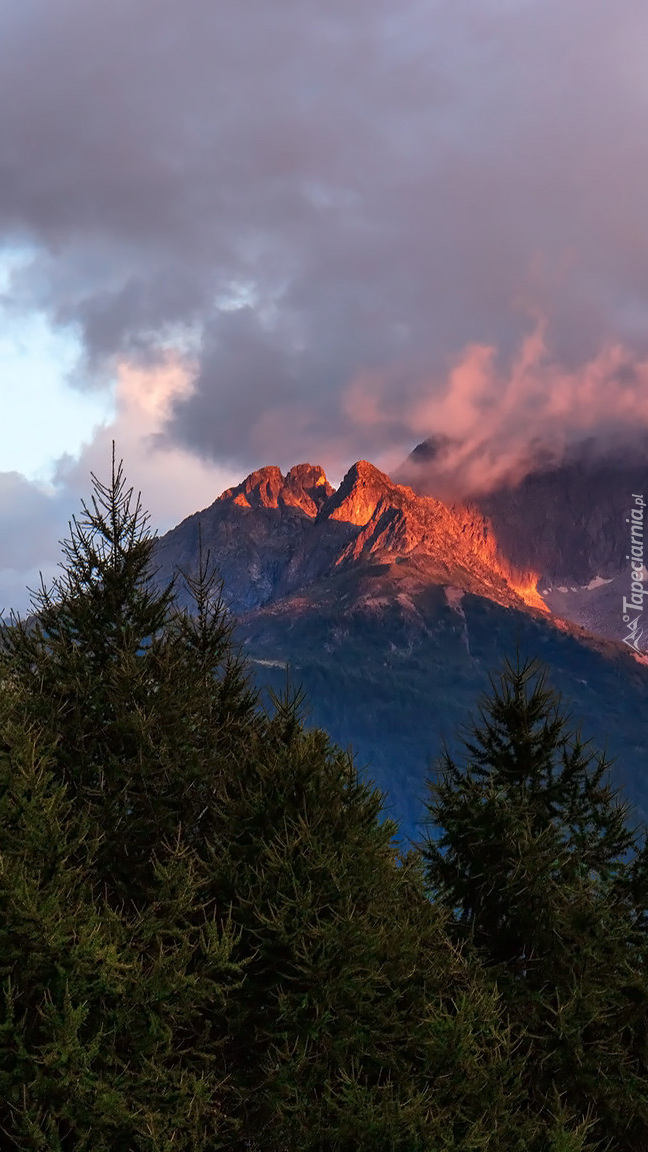 Zachmurzone niebo nad górami