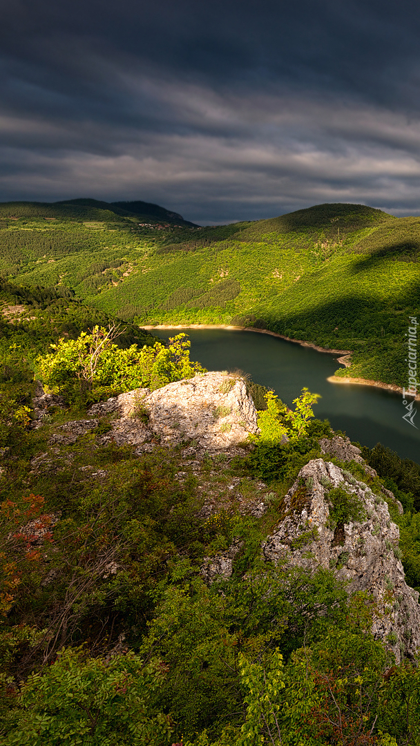 Zachmurzone niebo nad górskim jeziorem