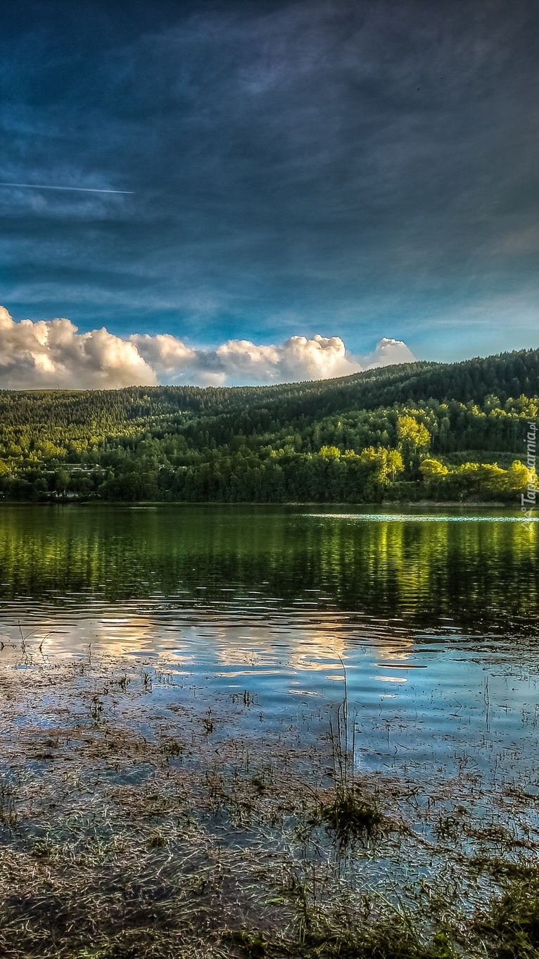 Zachmurzone niebo nad jeziorem