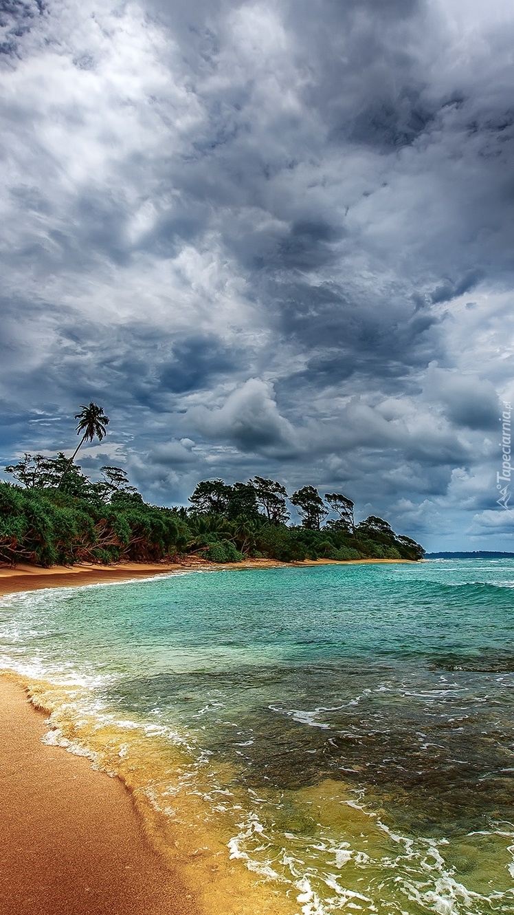 Zachmurzone niebo nad morską plażą