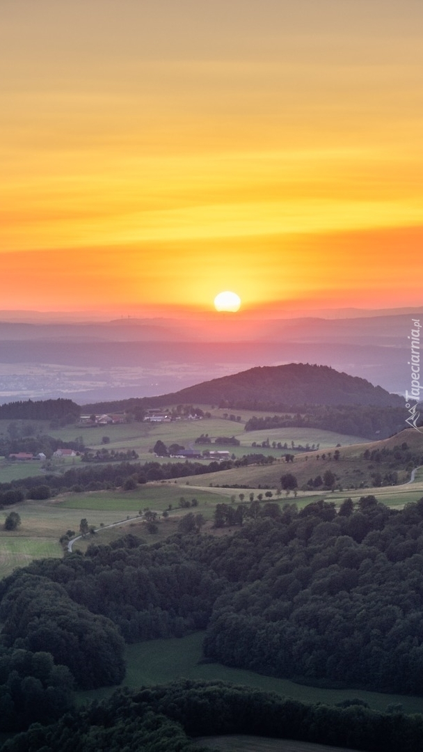 Zachód słońca nad górami Rhon w Niemczech