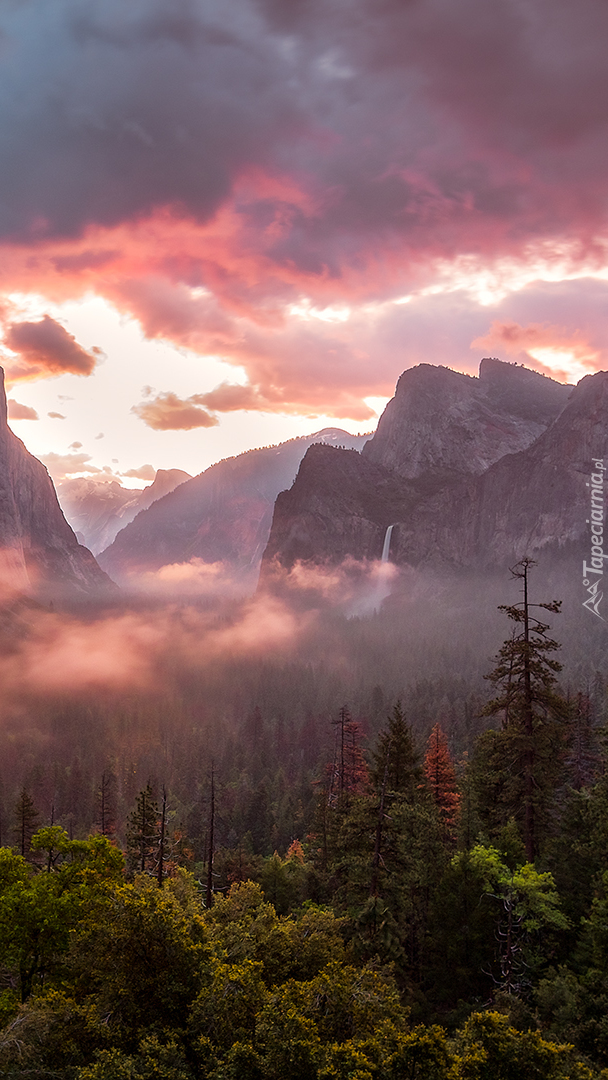 Zachód słońca nad górami Sierra Nevada w Parku Narodowym Yosemite