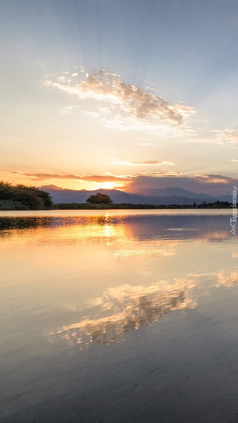 Zachód słońca nad jeziorem Etang del Sale