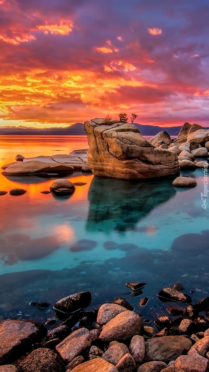 Zachód słońca nad jeziorem Lake Tahoe