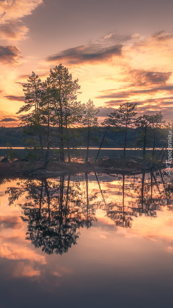 Zachód słońca nad jeziorem w Norwegii
