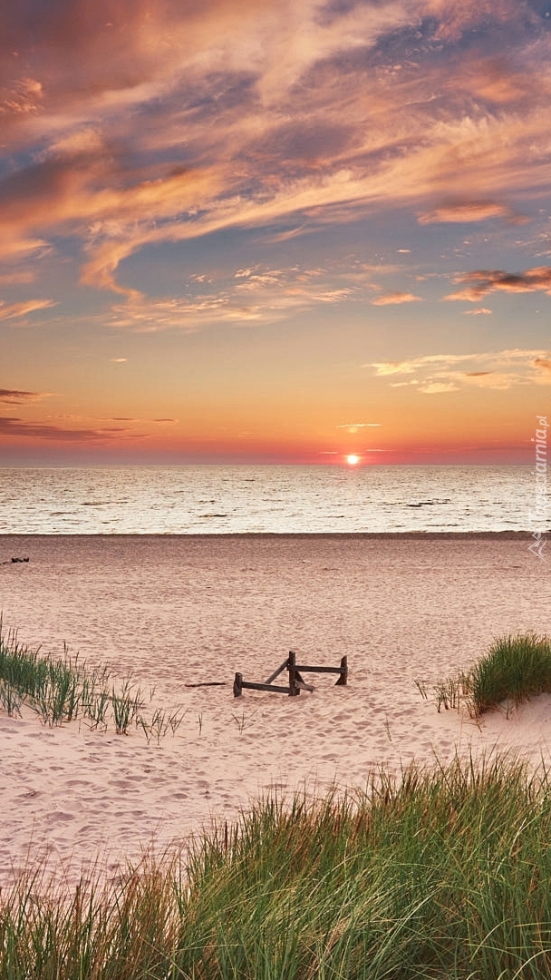 Zachód słońca nad plażą i Morzem Bałtyckim
