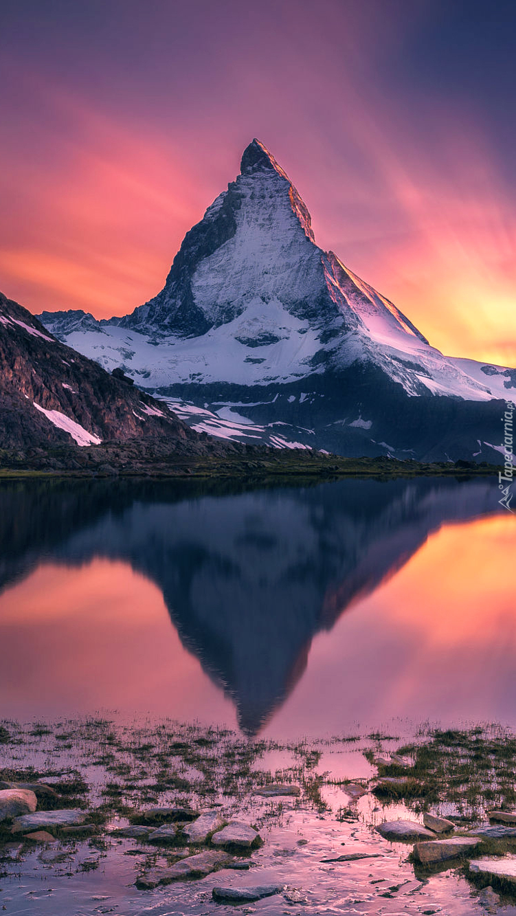 Zachód słońca nad szwajcarskimi Alpami