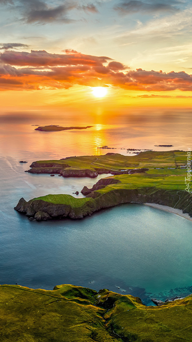 Zachód słońca nad wybrzeżem Irlandii