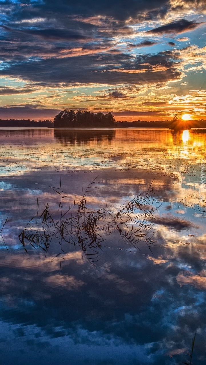 Zachód słońca w lustrze jeziora