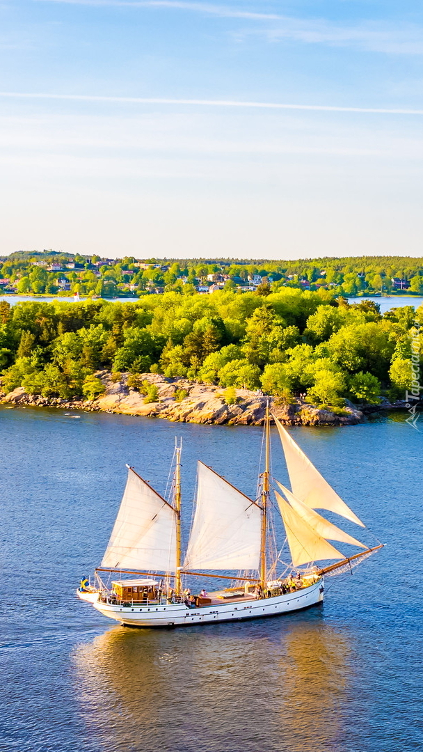 Żaglówka w zatoce szwedzkiej miejscowości Vaxholm