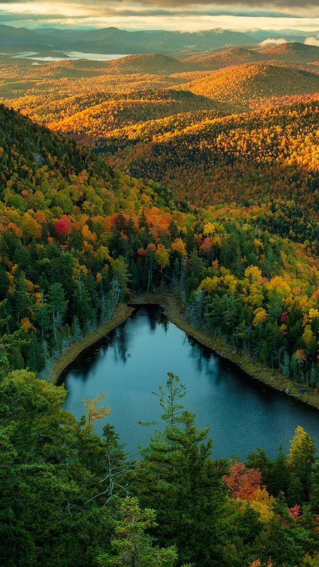 Zalesione góry Adirondack jesienią