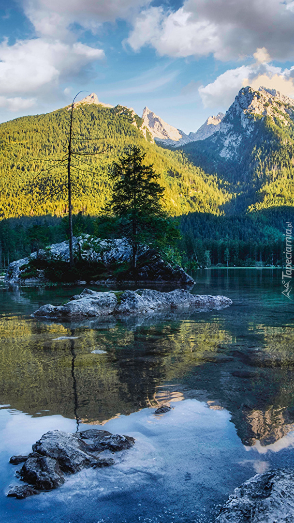 Zalesione góry nad jeziorem Hintersee