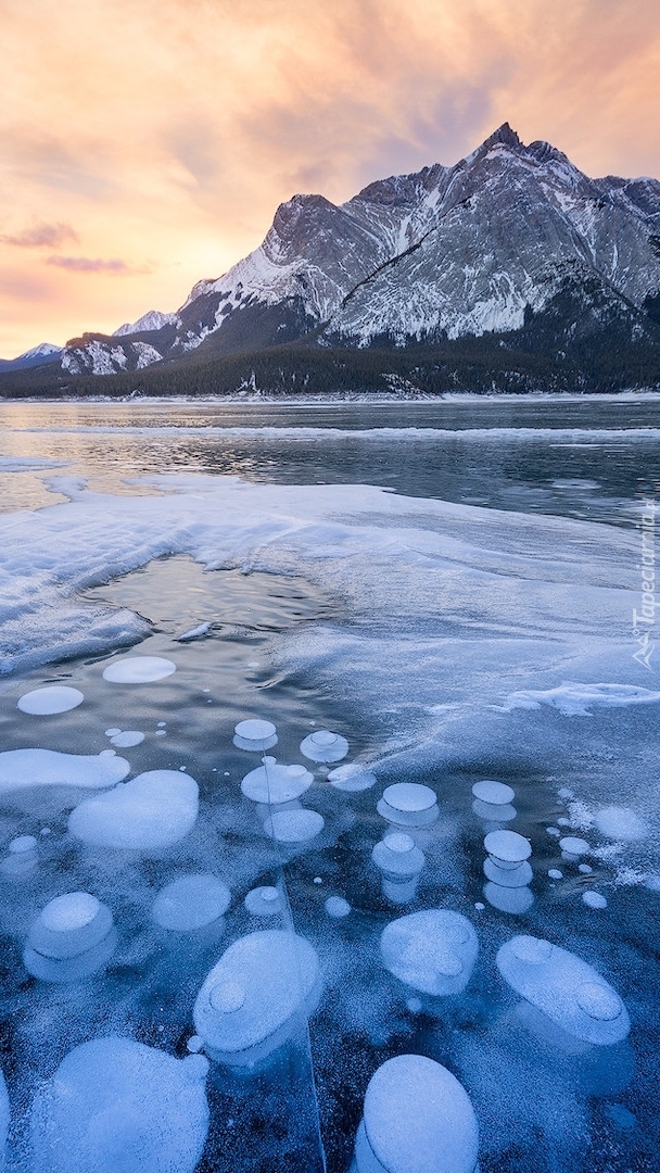 Zamarznięte jezioro Abraham Lake i góry Canadian Rockies