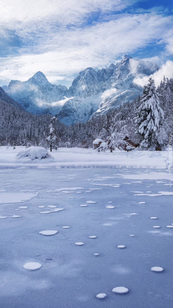 Zamarznięte jezioro Lake Jasna w Alpach Julijskich