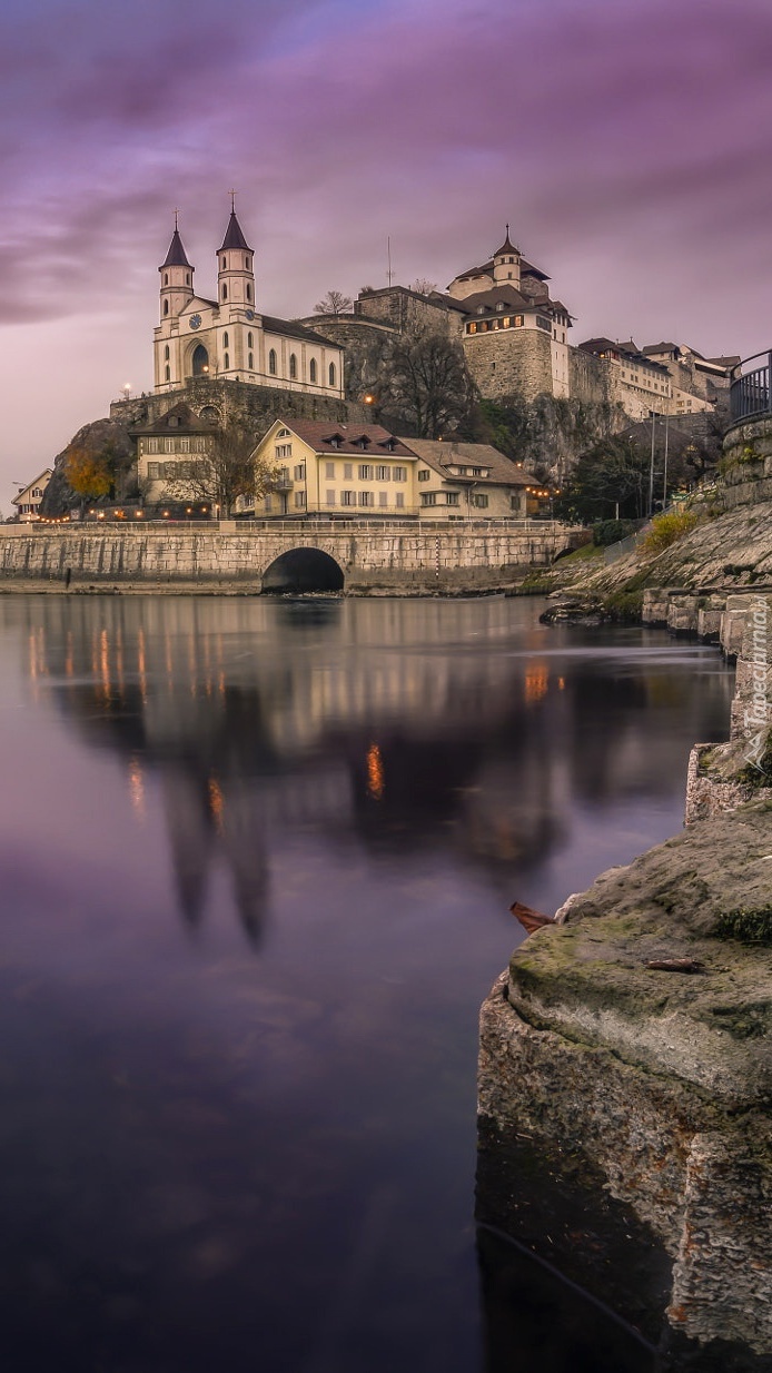 Zamek Aarburg nad rzeką Aare