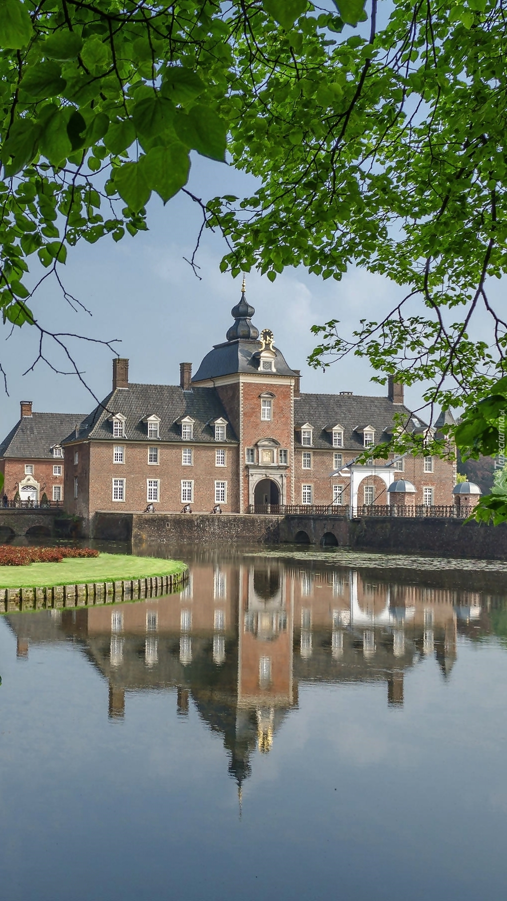 Zamek Anholt nad rzeką Issel