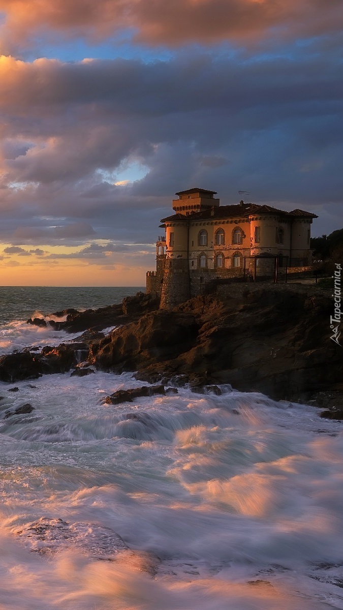 Zamek Boccale nad morzem we Włoszech