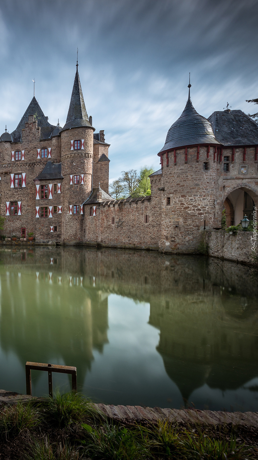 Zamek Burg Satzvey nad stawem