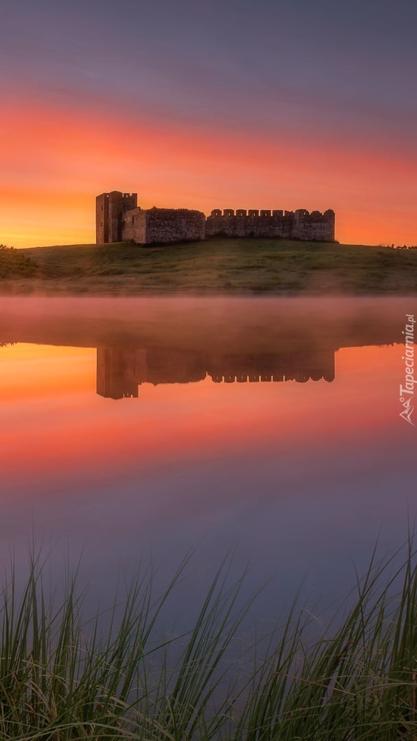 Zamek Castelo de Valongo nad jeziorem