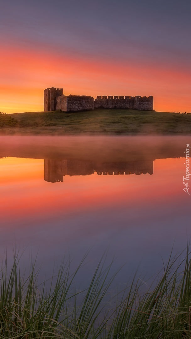 Zamek Castelo de Valongo nad jeziorem