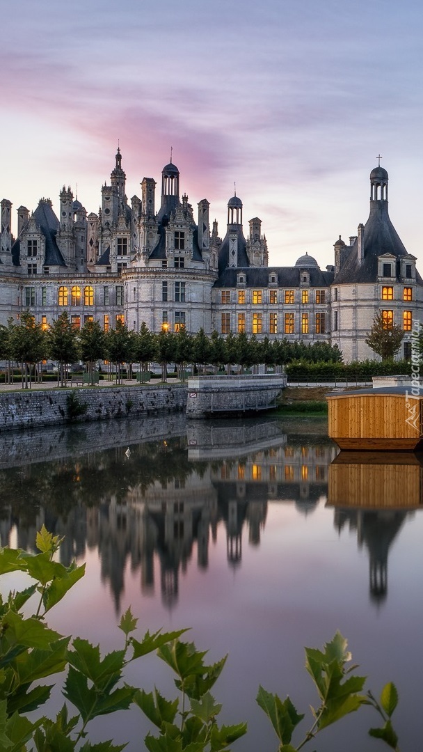 Zamek Chateau de Chambord nad rzeką Cosson