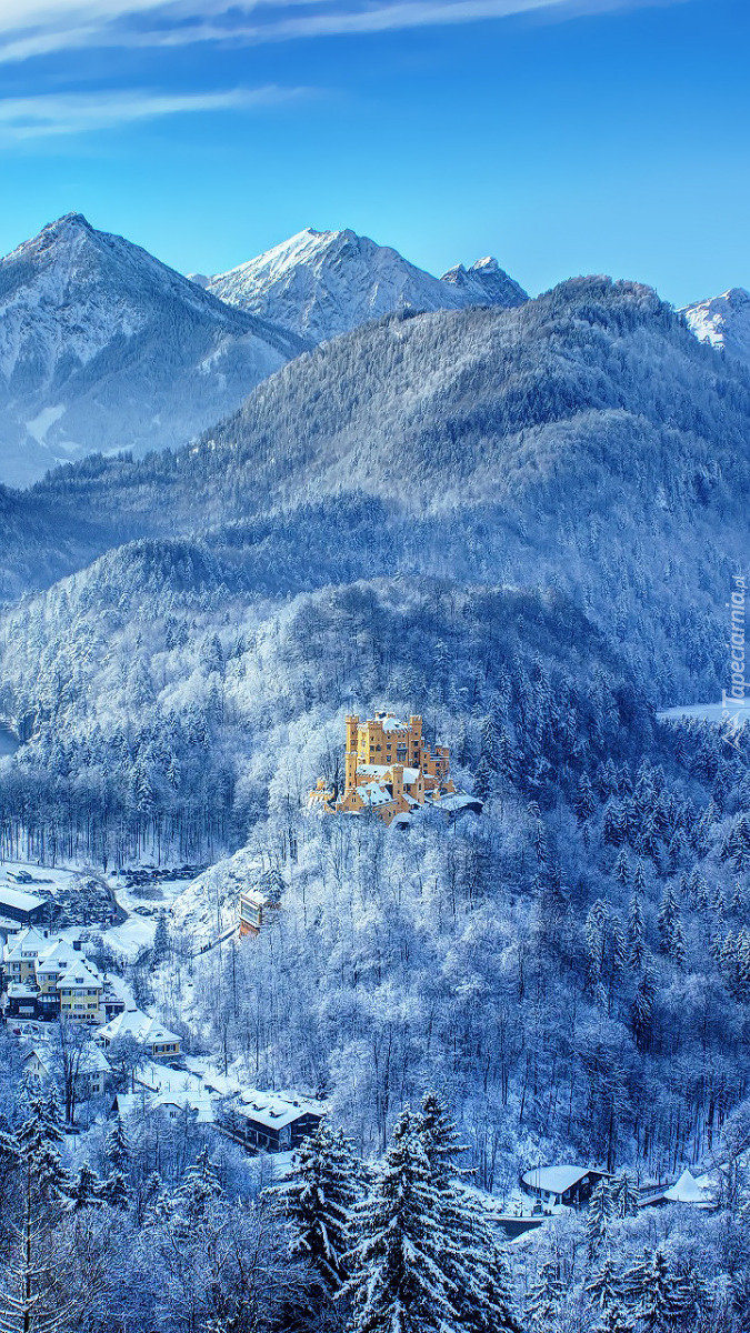 Zamek Hohenschwangau w zimowej scenerii