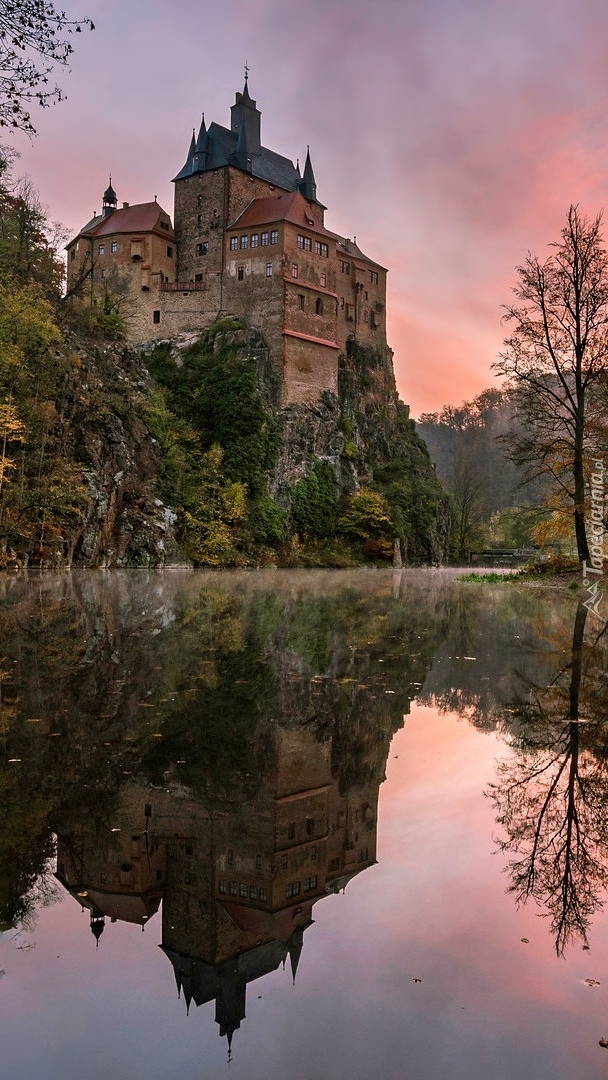 Zamek Kriebstein na skale nad jeziorem