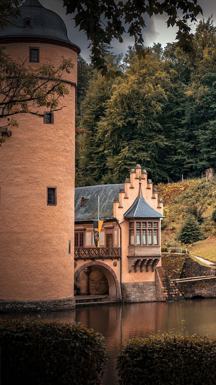 Zamek Mespelbrunn nad rzeką Elsava