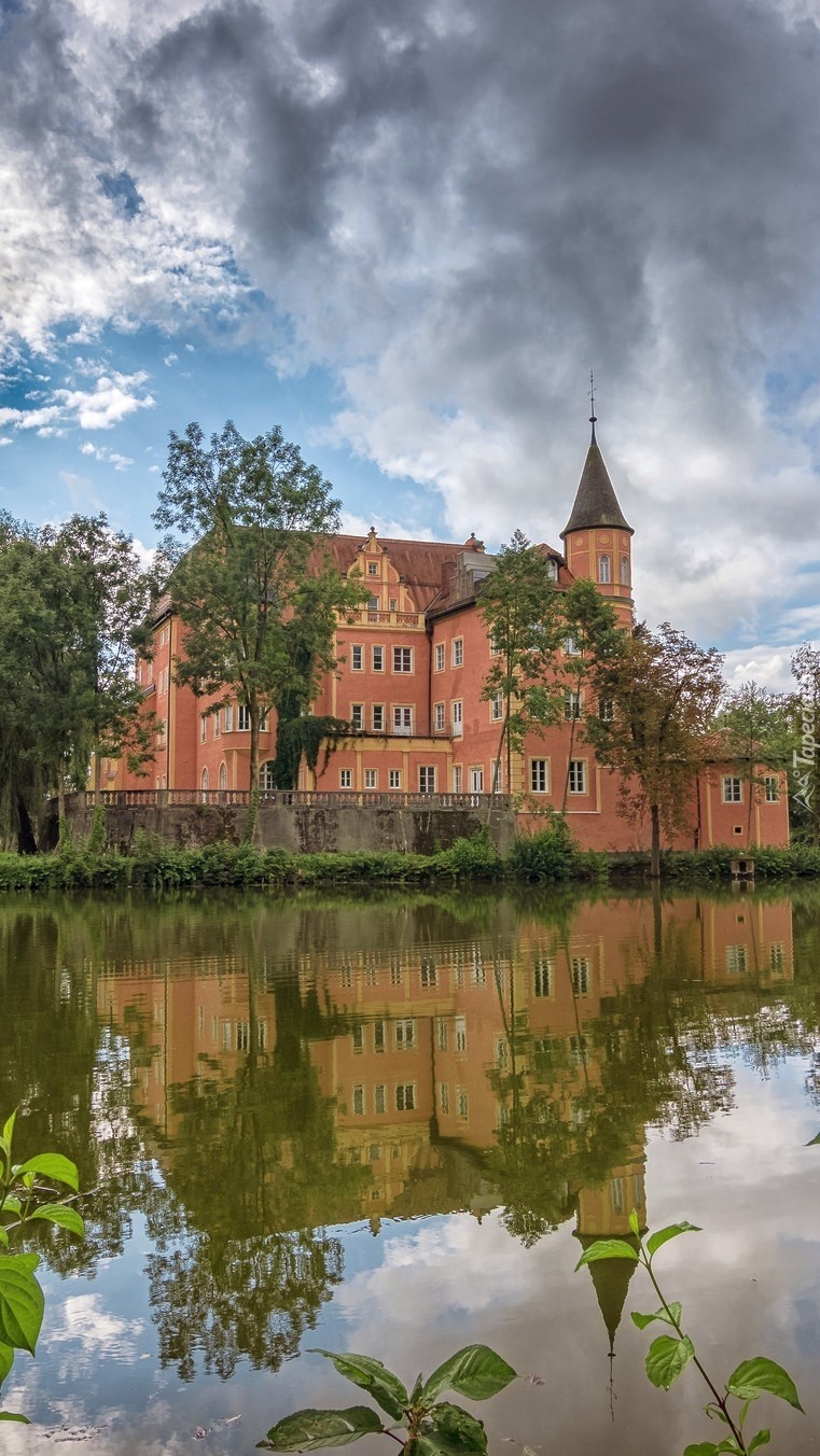 Zamek nad stawem