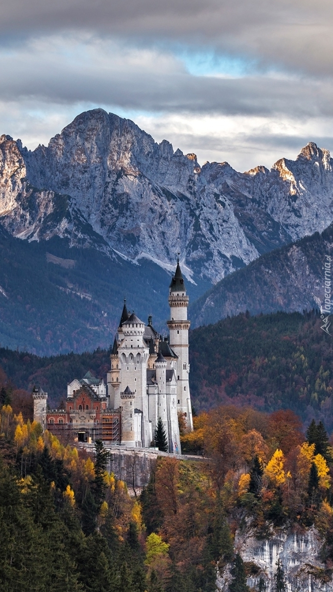 Zamek Neuschwanstein na tle gór