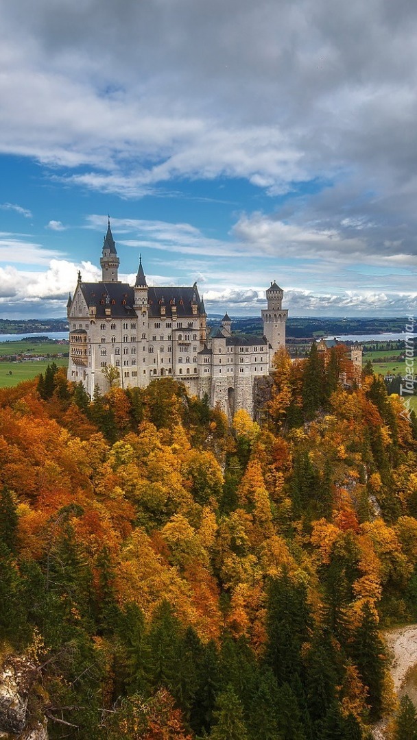 Zamek Neuschwanstein na wzgórzu