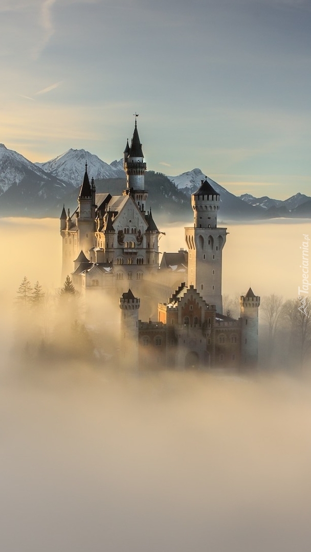 Zamek Neuschwanstein w gęstej mgle