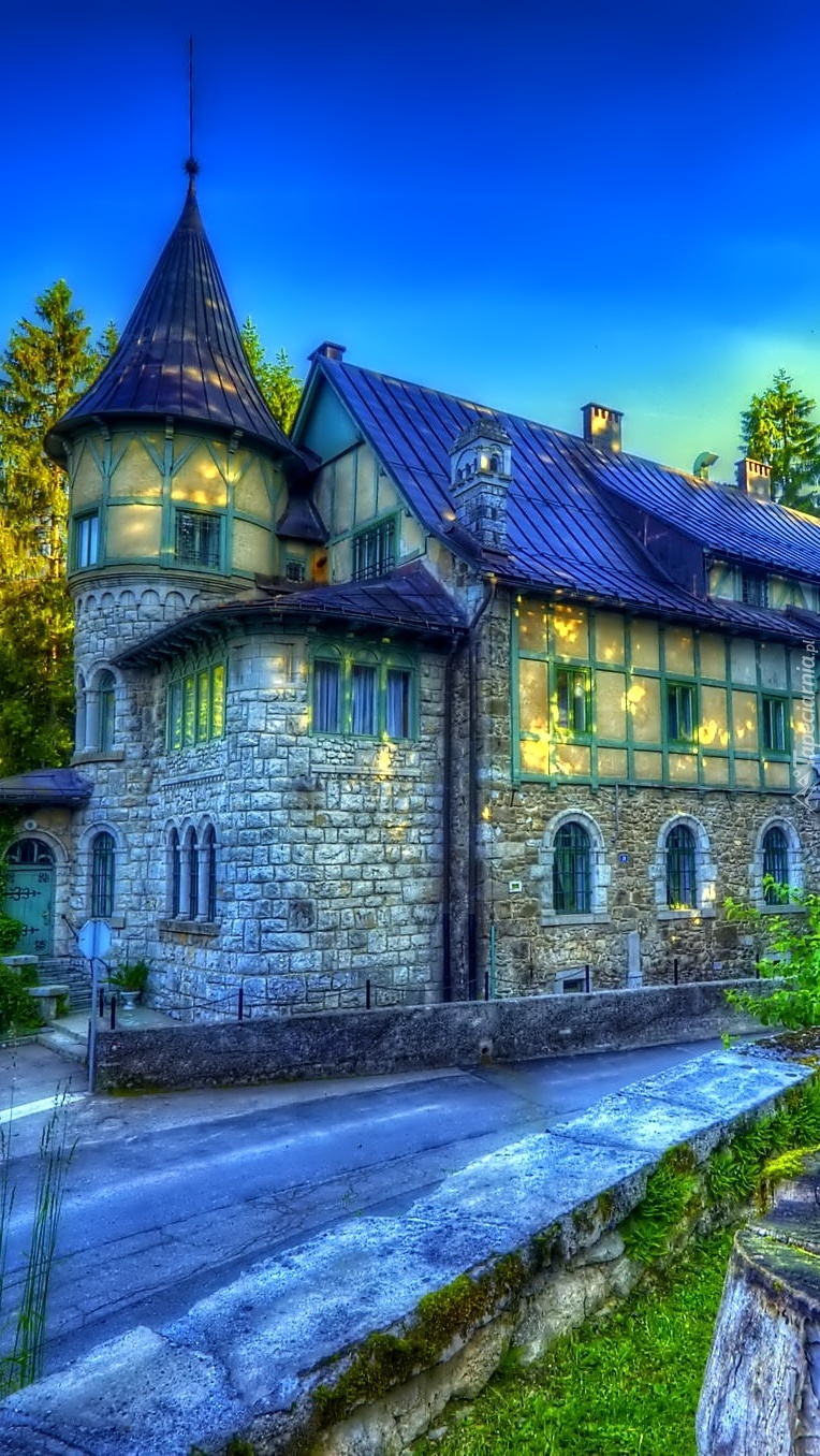 Zamek przy drodze