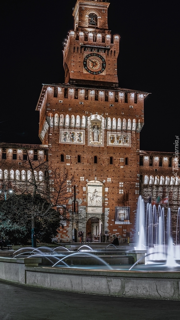 Zamek Sworzów i fontanna na Placu Piazza Castello