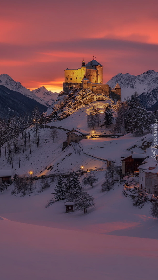 Zamek Tarasp w Szwajcarii zimową porą