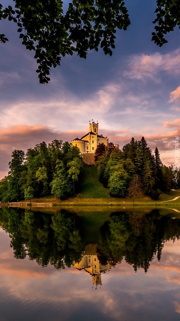 Zamek Trakoscan nad jeziorem w Chorwacji