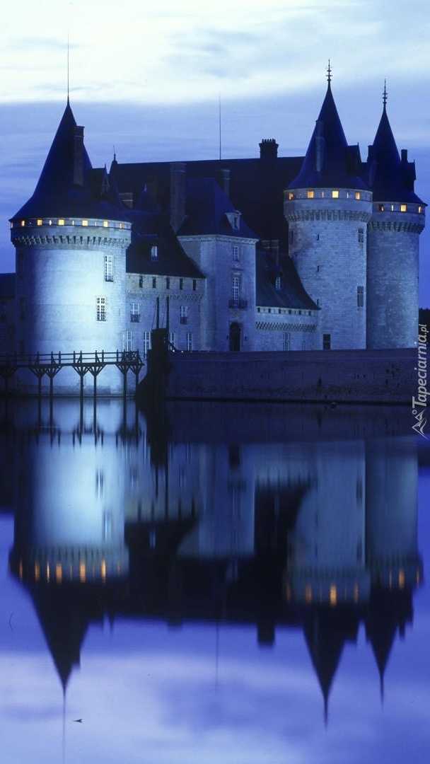 Zamek we Francji nocą