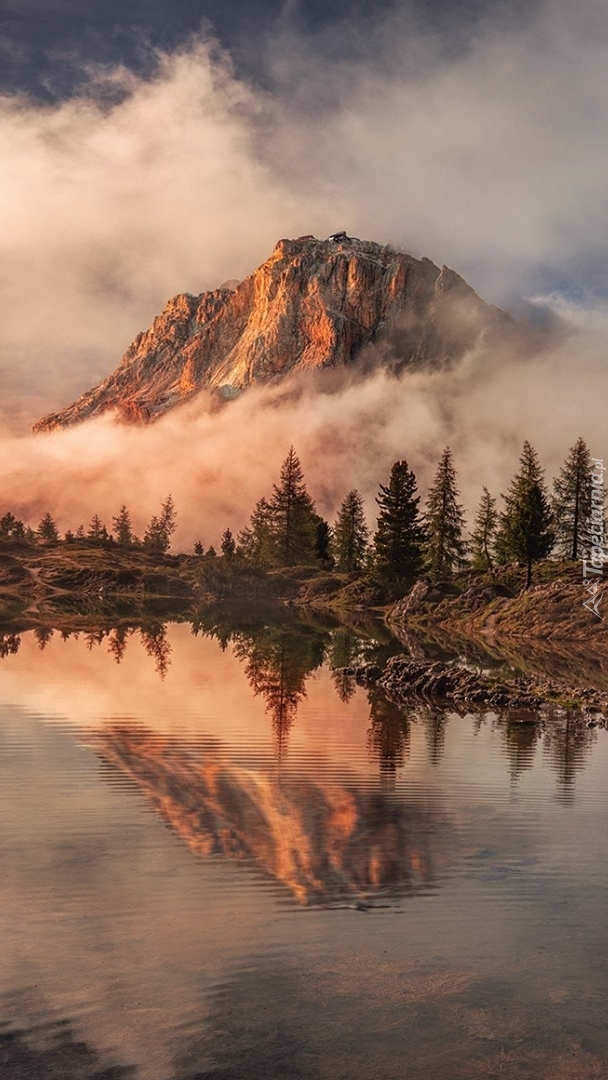 Zamglone góry nad jeziorem Lago Limides