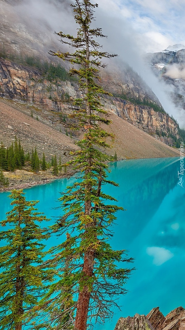 Zamglone góry nad jeziorem Moraine Lake