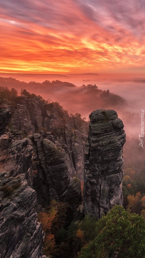 Zamglone Góry Połabskie pod kolorowym niebem