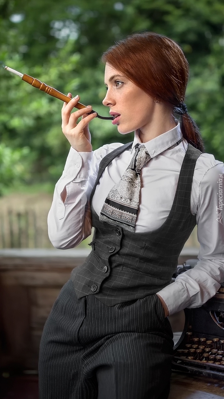 Zamyślona kobieta z papierosem