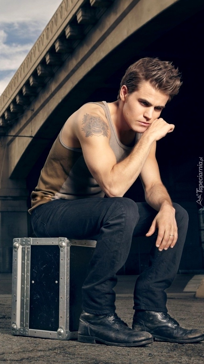 Zamyślony Paul Wesley