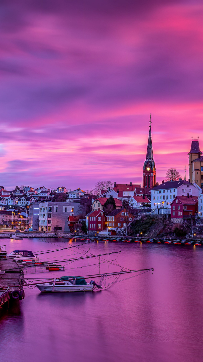 Zaróżowione niebo nad norweskim miastem Arendal