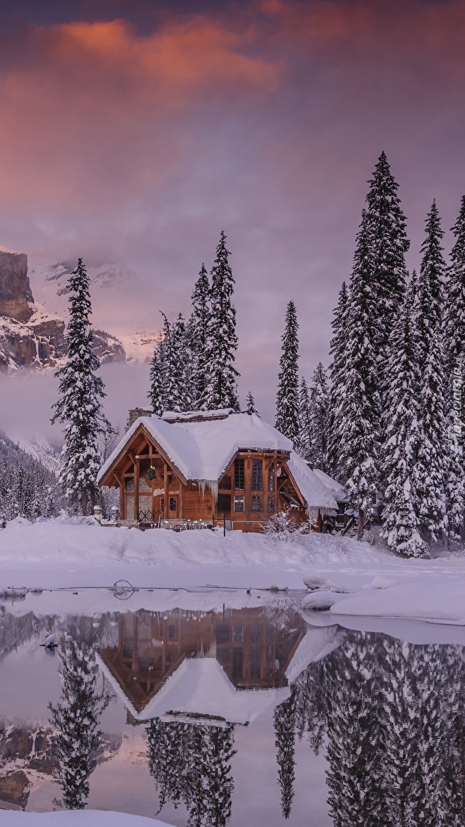 Zaśnieżony dom nad jeziorem Emerald Lake w Kanadzie