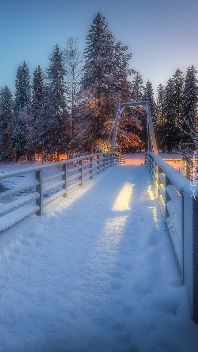 Zaśnieżony most nad rzeką