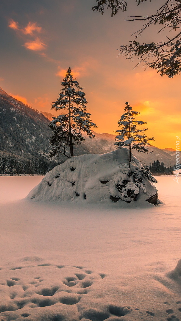 Zasypane śniegiem jezioro Hintersee