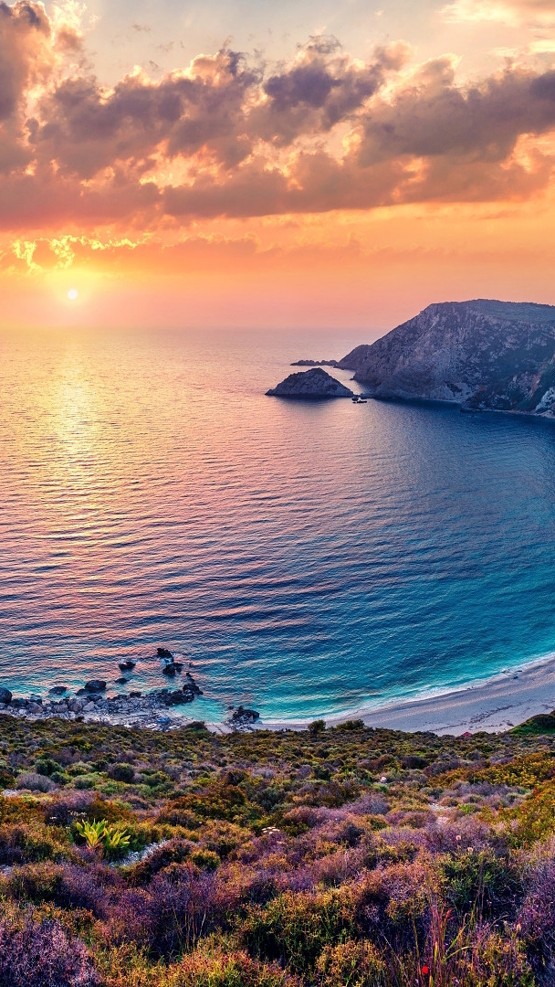 Zatoka i plaża Petani Beach o zachodzie słońca nad morzem
